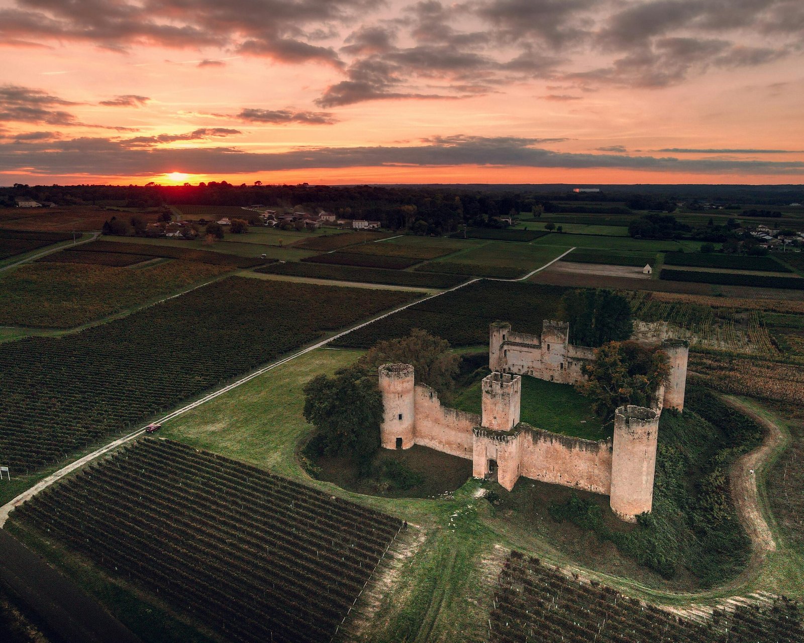 You are currently viewing L’Entre-deux-Mers : une destination authentique entre nature, villages et vignobles