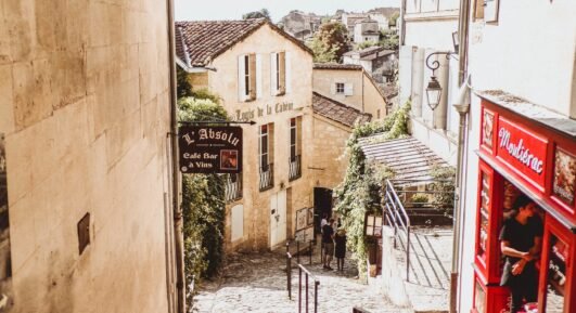 Saint-Émilion : un village d’exception entre patrimoine, vin et art de vivre