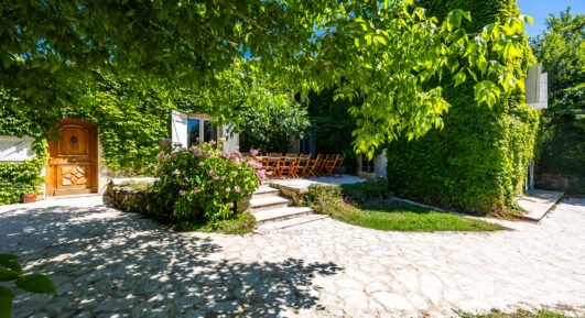 Maison avec piscine loin de Bordeaux : organiser une gestion locale