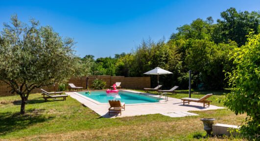 Problème de piscine pendant un séjour : comment coordonner une intervention ?