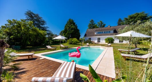 Maison avec grand bassin : anticiper l’entretien et les consommables