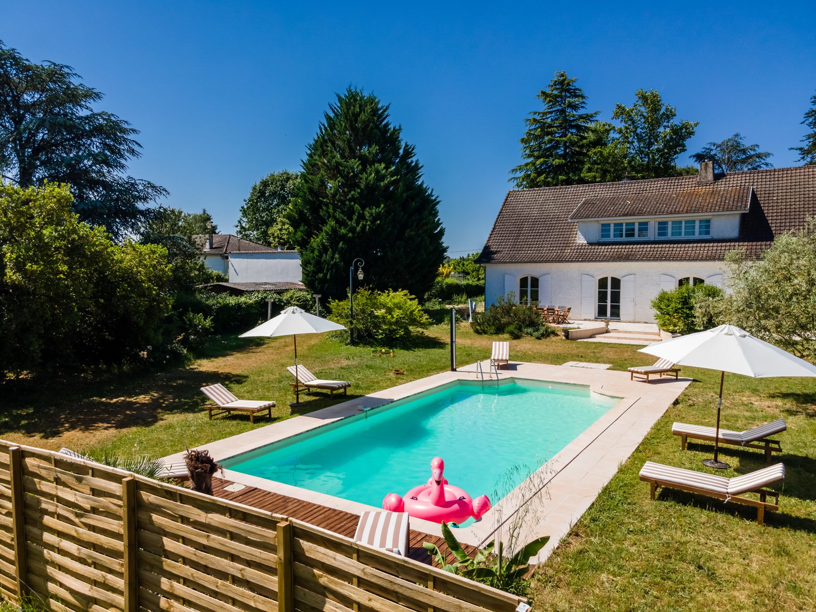 Lire la suite à propos de l’article Conciergerie locale ou gestion à distance : que choisir en Gironde rurale ?