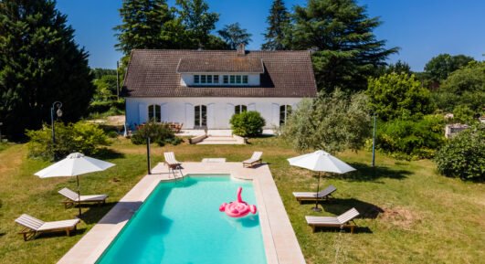 Choisir une conciergerie pour une grande maison avec piscine